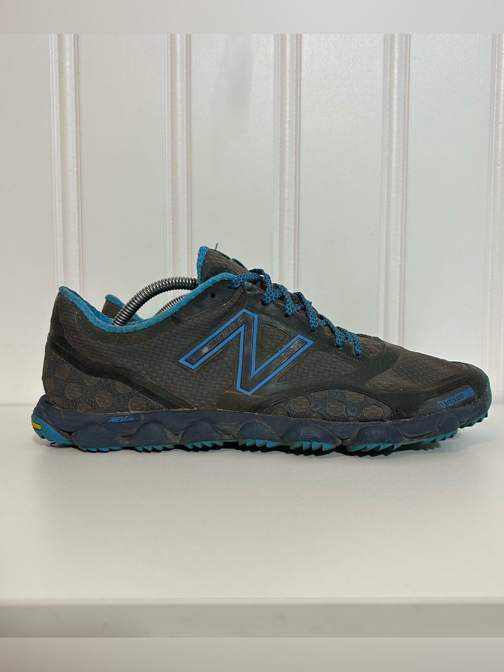 New Balance minimus mt1010 Men's Black and Blue Trail Running Shoe